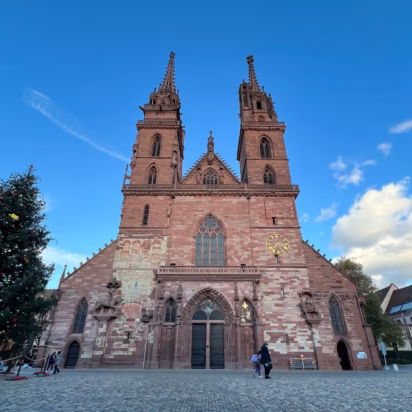 The Basler Münster's twin towers are from the 15th century. The Georgenturm (George Tower) to the north is at 65 m, 3 m higher than the Martinsturm (Martin Tower) to the south.