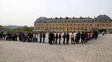 Tips on Visiting the Musical Fountains Show at the Palace of Versailles -- Queueing at the Palace of Versailles