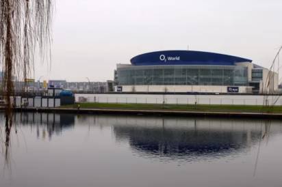 Berliner Mauer: East SIde Gallery Berlin Wall and O2 Arena in Berlin