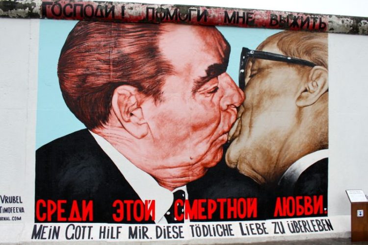 Berlin Wall: Brezhnev & Honecker Kissing Painting