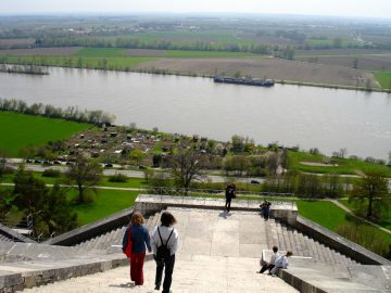 Steps from Walhall to the Danube