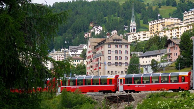 Bernina Express Train in Sankt Moritz