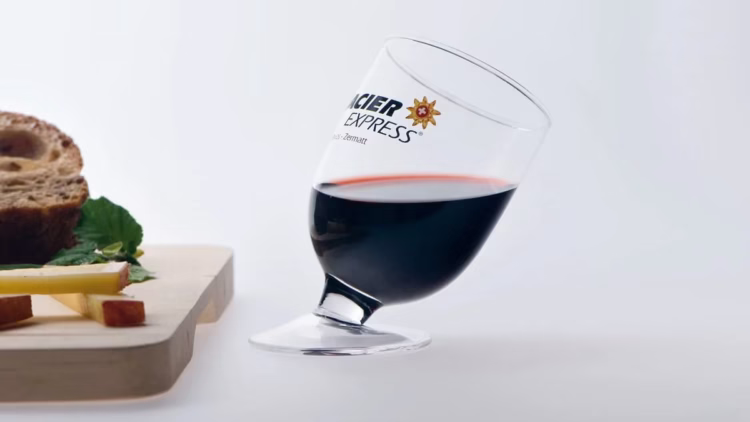 Glacier Express Train skewed glass © www.glacierexpress.ch