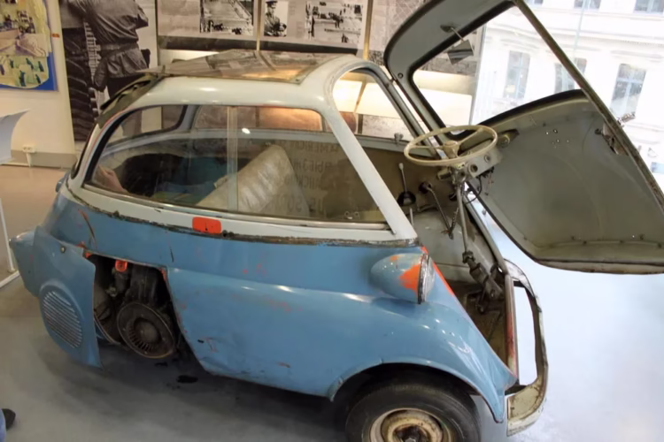 BMW Isetta in the Mauermuseum Haus am Checkpoint Charlie