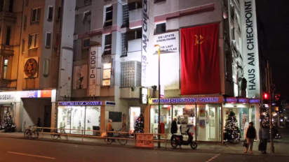 Mauermuseum Haus am Checkpoint Charlie at night