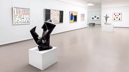 Large-Zaaloverzicht met werken van o.a. Bart van der Leck - Installation view with works from a.o. Bart van der Leck