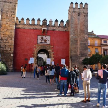 Queues to buy tickets at the Lion Gate of the Real Alcazar