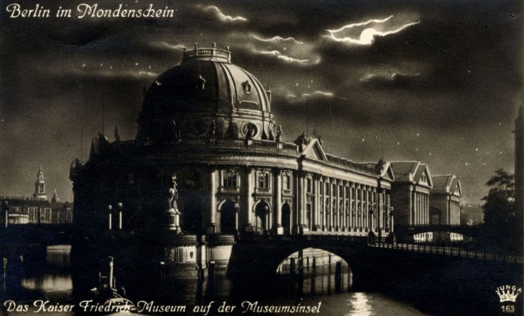 Bode-Museum: Kaiser-Friedrich-Museum in der Nacht, 1930, Fotopostkarte