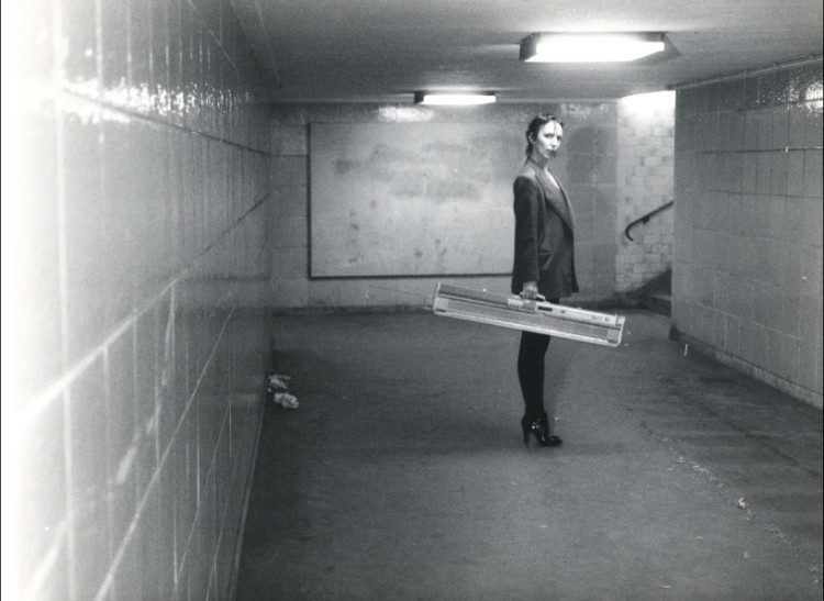 Martin Kippenberger, Ohne Titel (Claudia Skoda mit ihrer Strickmaschine im U-Bahnhof Kottbusser Tor, Berlin),