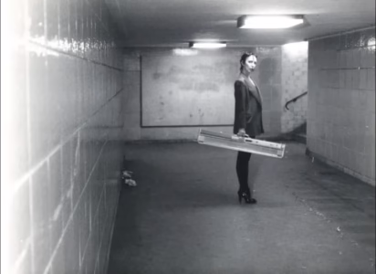 Martin Kippenberger, Ohne Titel (Claudia Skoda mit ihrer Strickmaschine im U-Bahnhof Kottbusser Tor, Berlin),