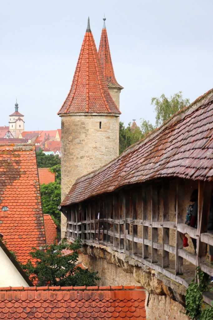 walking-on-the-free-ramparts-and-town-walls-of-rothenburg-ob-der-tauber