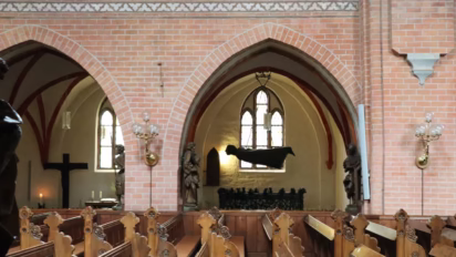 Der Schwebende in Güstrow with apostle sculptures