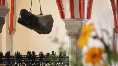 Der Schwebende floats westerly in the eastern bay of the northern aisle of the Güstrower Dom