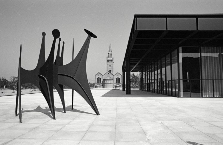 Neue Nationalgalerie mit „Têtes et Queue“ von Alexander Calder