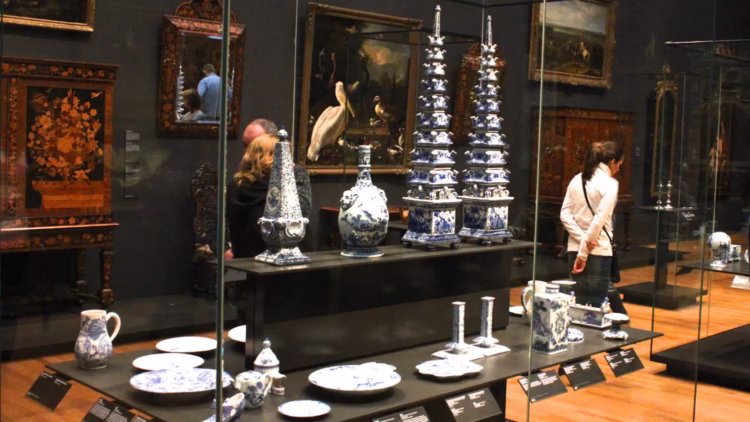 Rijksmuseum guide explaining The Night Watch while in the background Officieren en andere schutters van wijk VIII in Amsterdam onder leiding van kapitein Roelof Bicker en luitenant Jan Michielsz Blaeuw by Bartholomeus van der Helst, (1639) is mostly ignored.