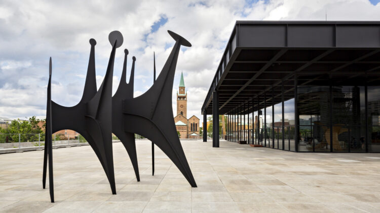 Visit Alexander Calder Têtes et queue outside the Neue Nationalgalerie in Berlin