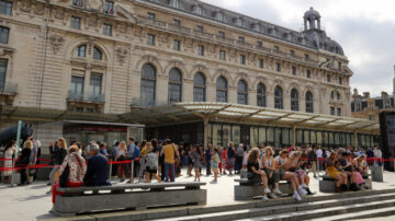 Queues for tickets at the Musée d'Orsay