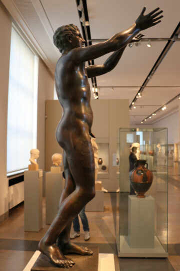 Betender Knabe / Praying Boy nude bronze from the side on display in the Altes Museum in Berlin