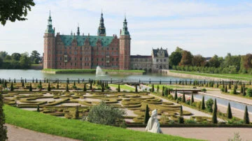Frederiksborg Slot - Castle seen from the Baroque garden