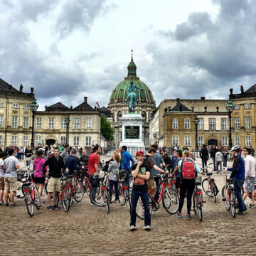Cyclists at Amalienborg Palace