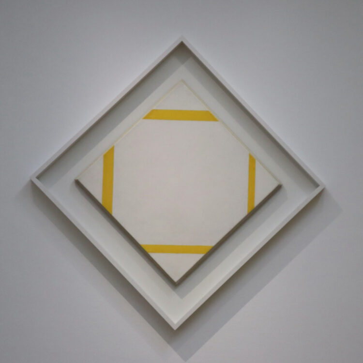 Lozenge composition with yellow lines