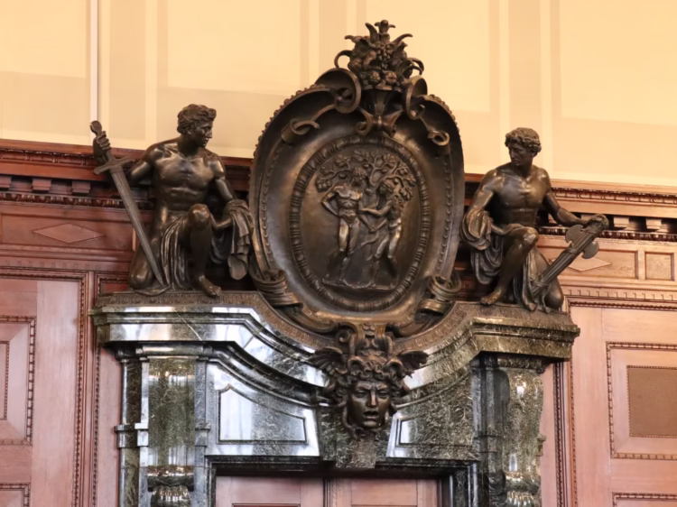 Courtroom 600 door frame