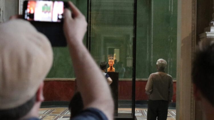 Photography is not allowed in the room where Die Nofretete is on display but you may take photos of Nefertiti from outside room 210 in the Neues Museum in berlin