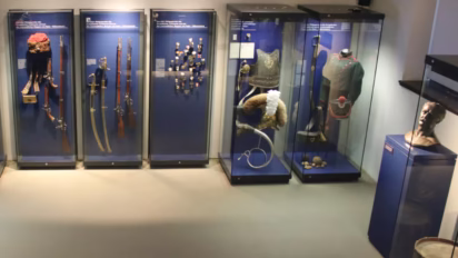 The museum is fairly small and a bit old-fashioned, which is not necessarily a bad thing. It has trinkets, battle finds, uniforms, maps, and short descriptions common to such museums. The large-scale models of the battle are impressive and enlightening.