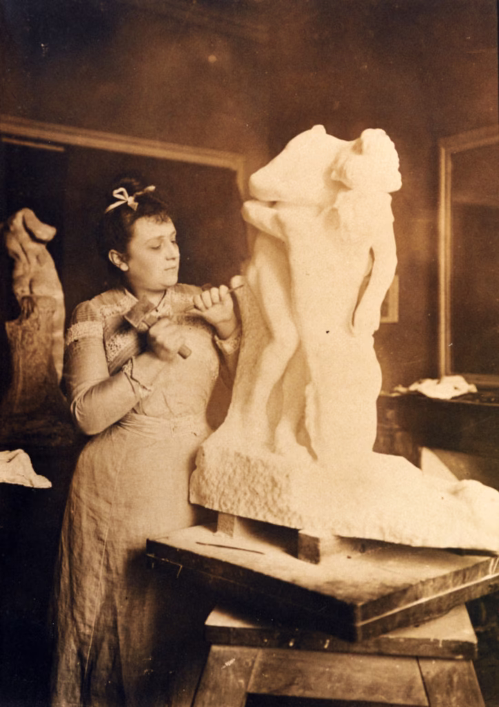 Camille Claudel bei der Arbeit