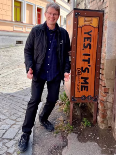 Henk Bekker is a freelance travel writer with over 20 years of experience writing online on traveling in Europe.