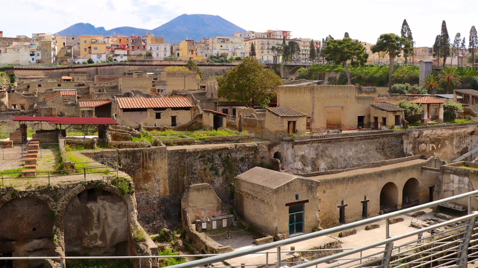 The best time to visit the Herculaneum excavations is early morning to buy the cheapest tickets onsite and to enjoy a pleasant quiet visit to the archaeological site in Ercolano near Pompeii and Naples.