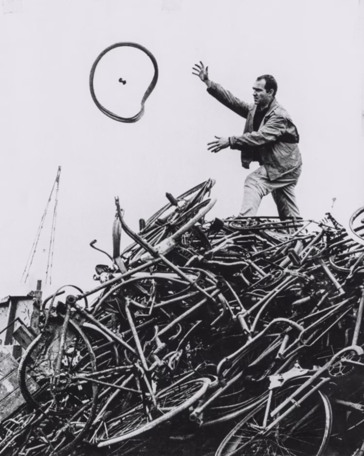Jean Tinguely looking for materials, Paris, 1960 black and white Photo: Courtesy of the Museum Tinguely, Basel