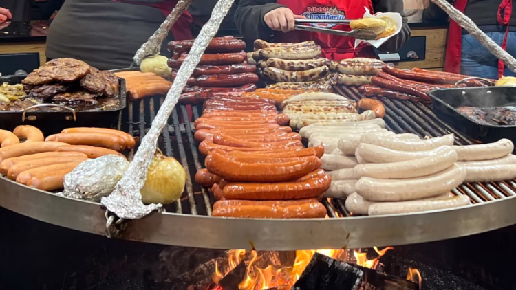 In 2025, the best large Christmas markets in Berlin, Germany, are at Gendarmenmarkt, Rotes Rathaus, Schloss Charlottenburg, and the Kaiser Wilhelm Gedächtniskirche.